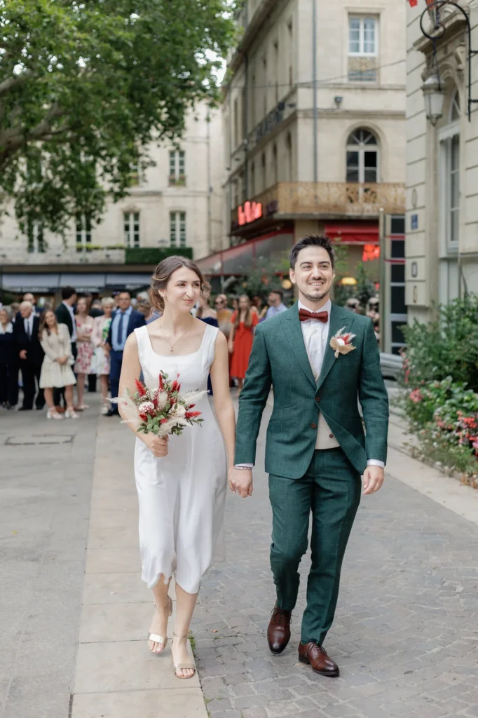 Mathilde et Romain marchent main dans la main dans les rues d’Avignon le jour de leur mariage