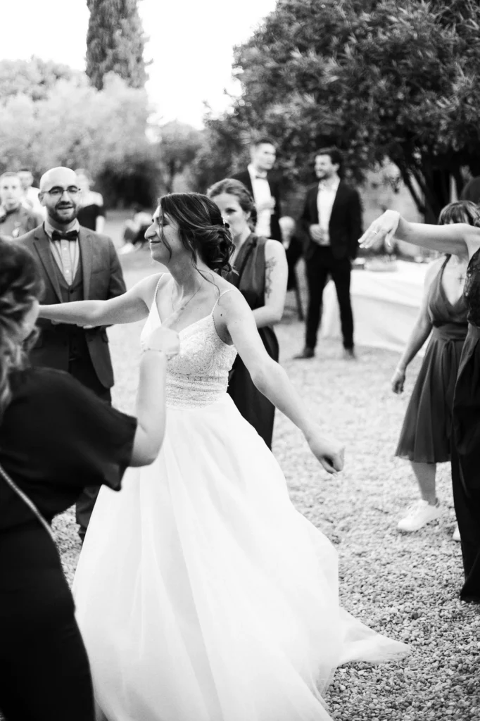 Mathilde danse entourée de ses proches pendant la soirée de son mariage au Mas des Tourelles