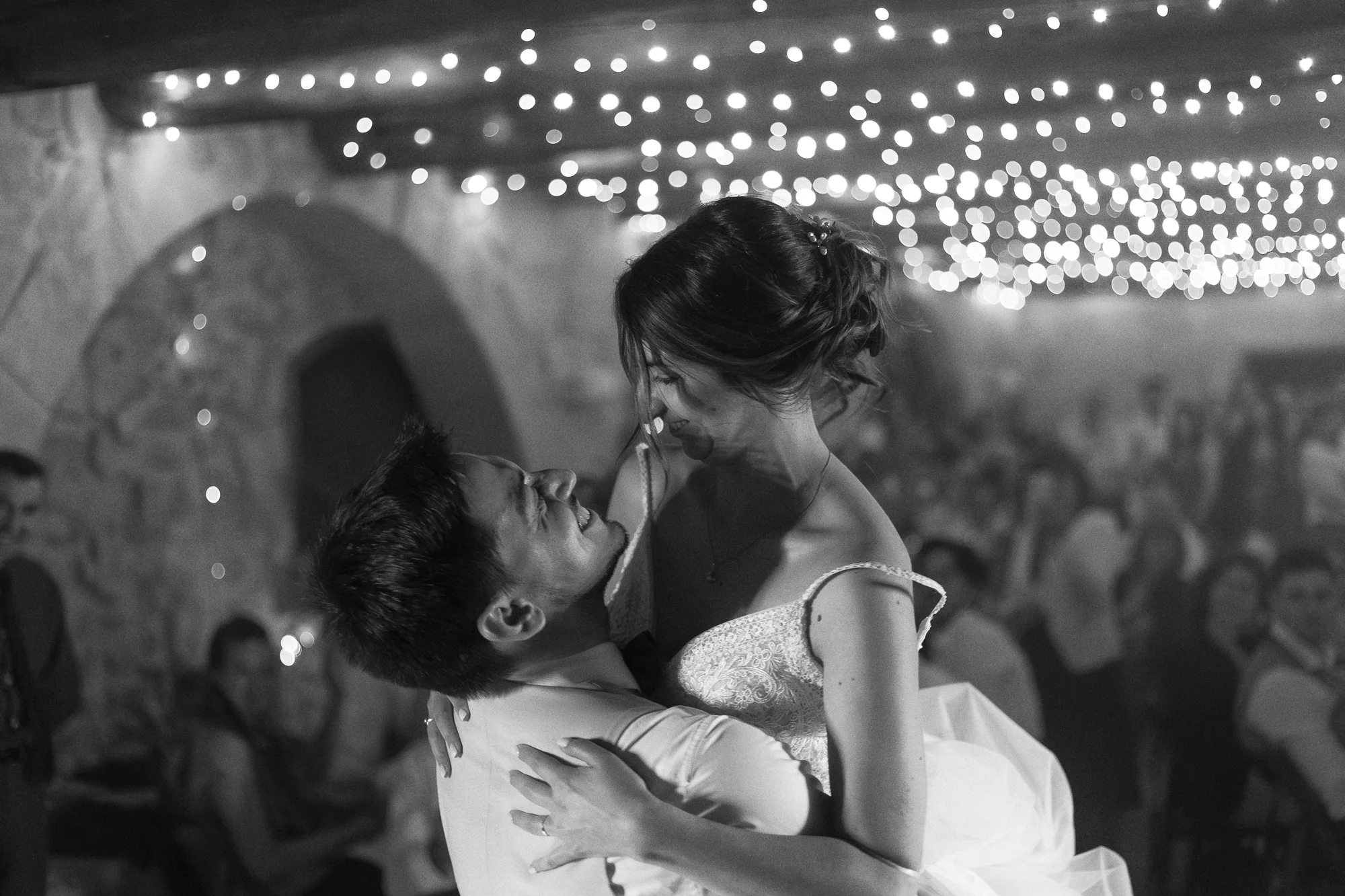Mathilde danse avec romain pendant la soirée de son mariage, photographiée en noir et blanc