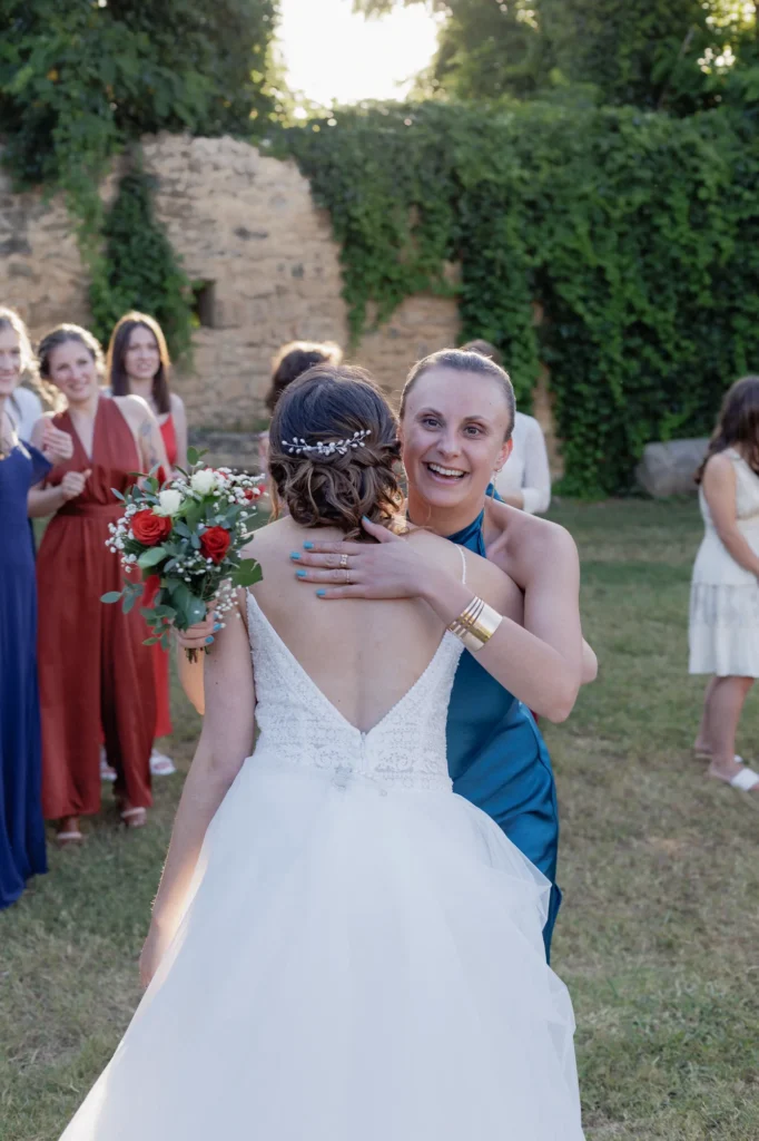 Mathilde enlace une proche après le lancer du bouquet pendant le cocktail au Mas des Tourelles