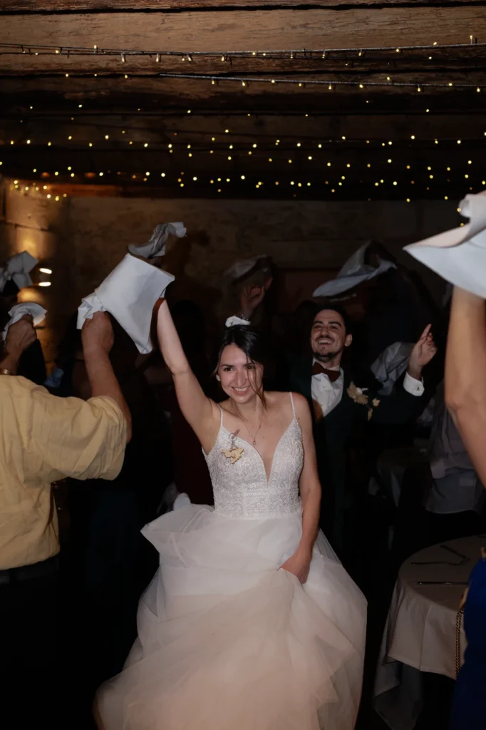 Mathilde danse au milieu de ses invités pendant la soirée de mariage
