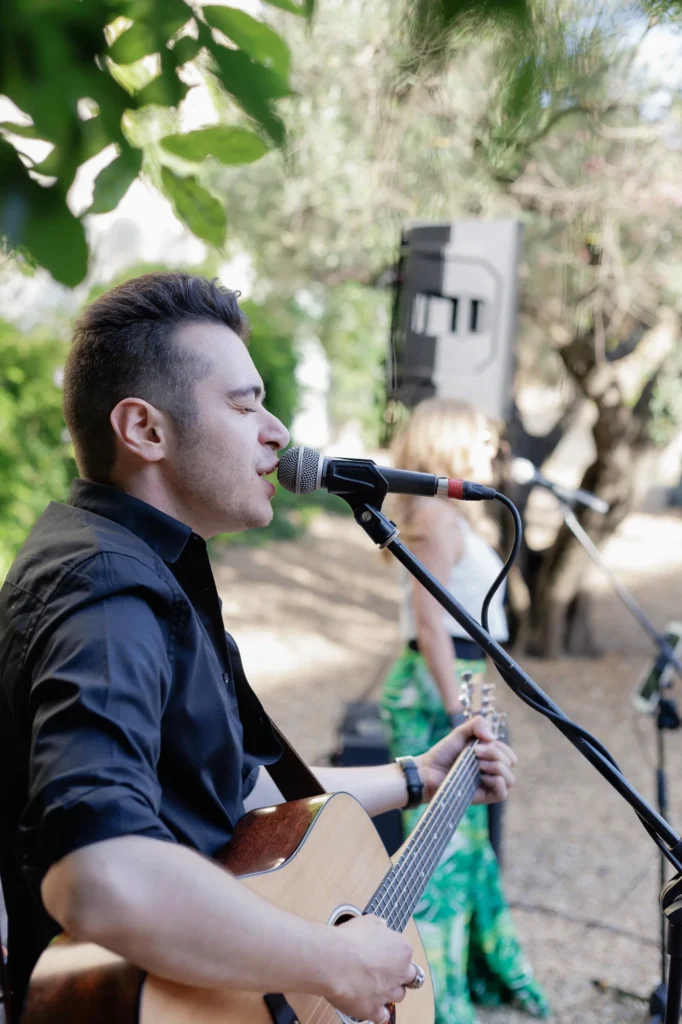 Musicien jouant de la guitare pendant le cocktail du mariage au Mas des Tourelles
