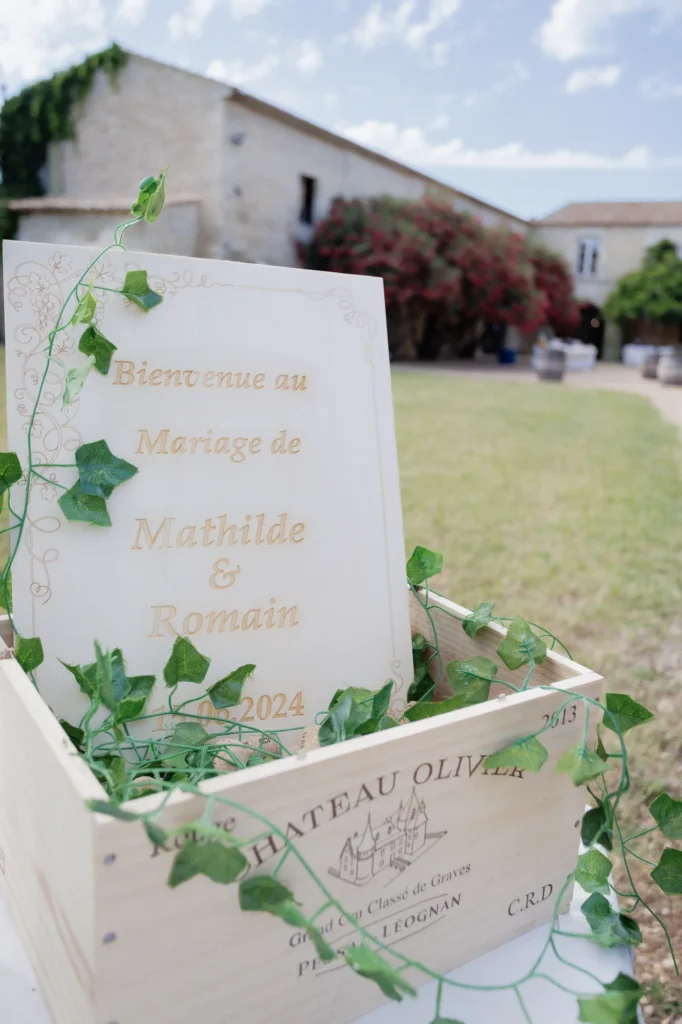 Panneau de bienvenue du mariage de Mathilde et Romain installé au Mas des Tourelles
