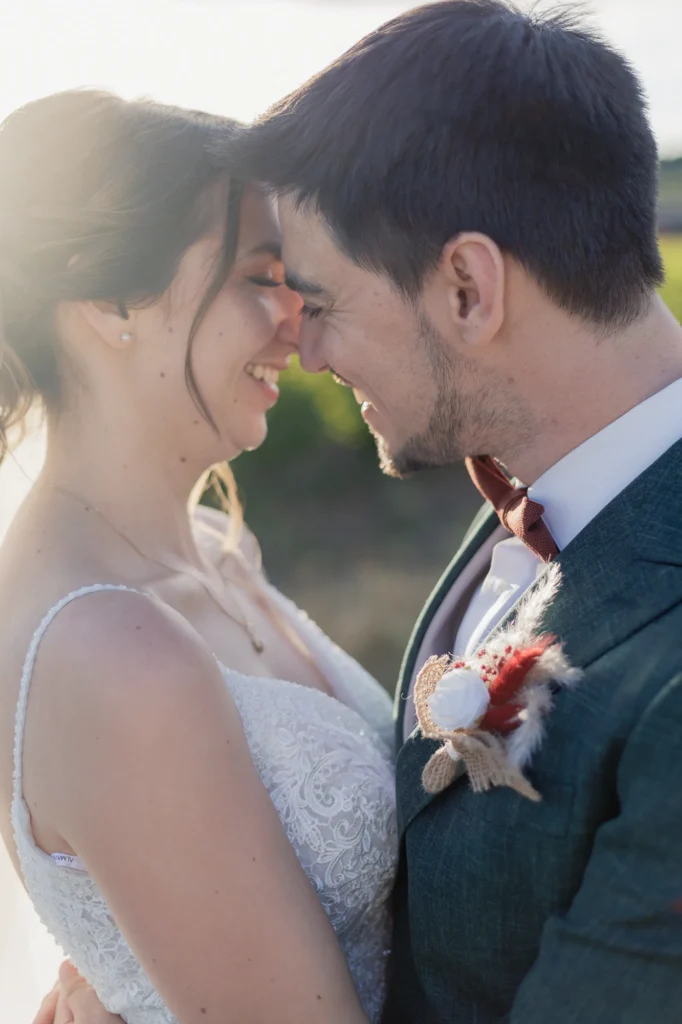 Mathilde et Romain front contre front pendant leur séance couple au Mas des Tourelles