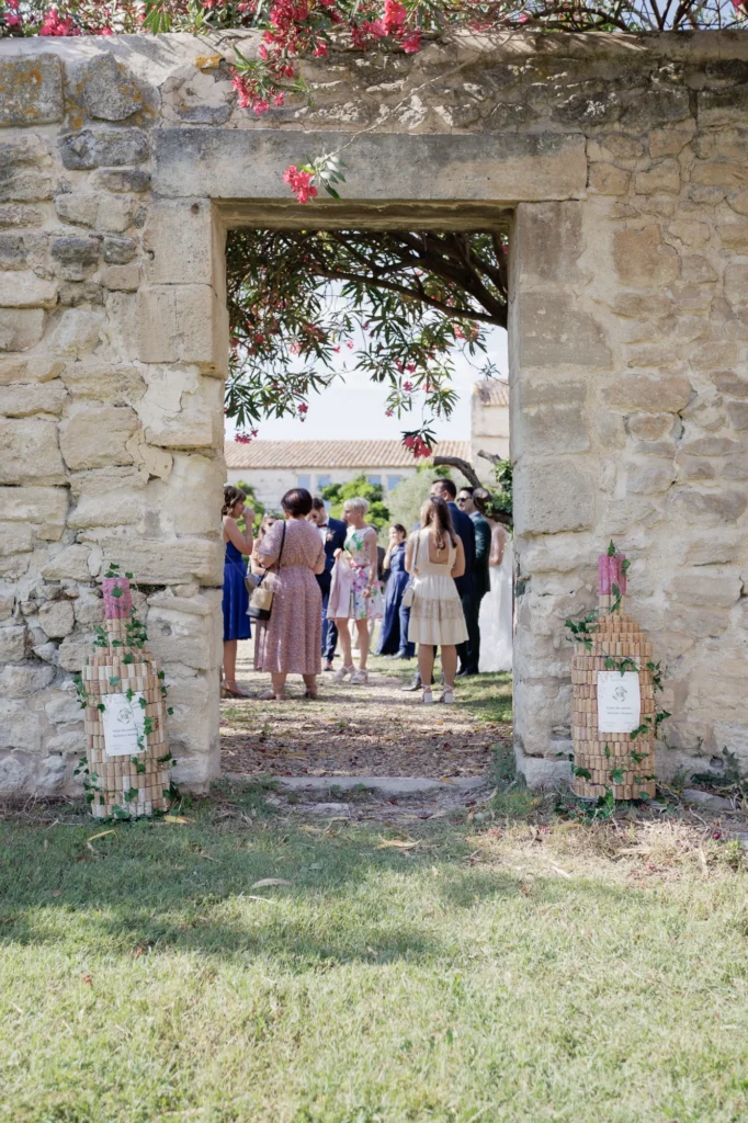 Invités réunis dans la cour du Mas des Tourelles pendant le mariage de Mathilde et Romain