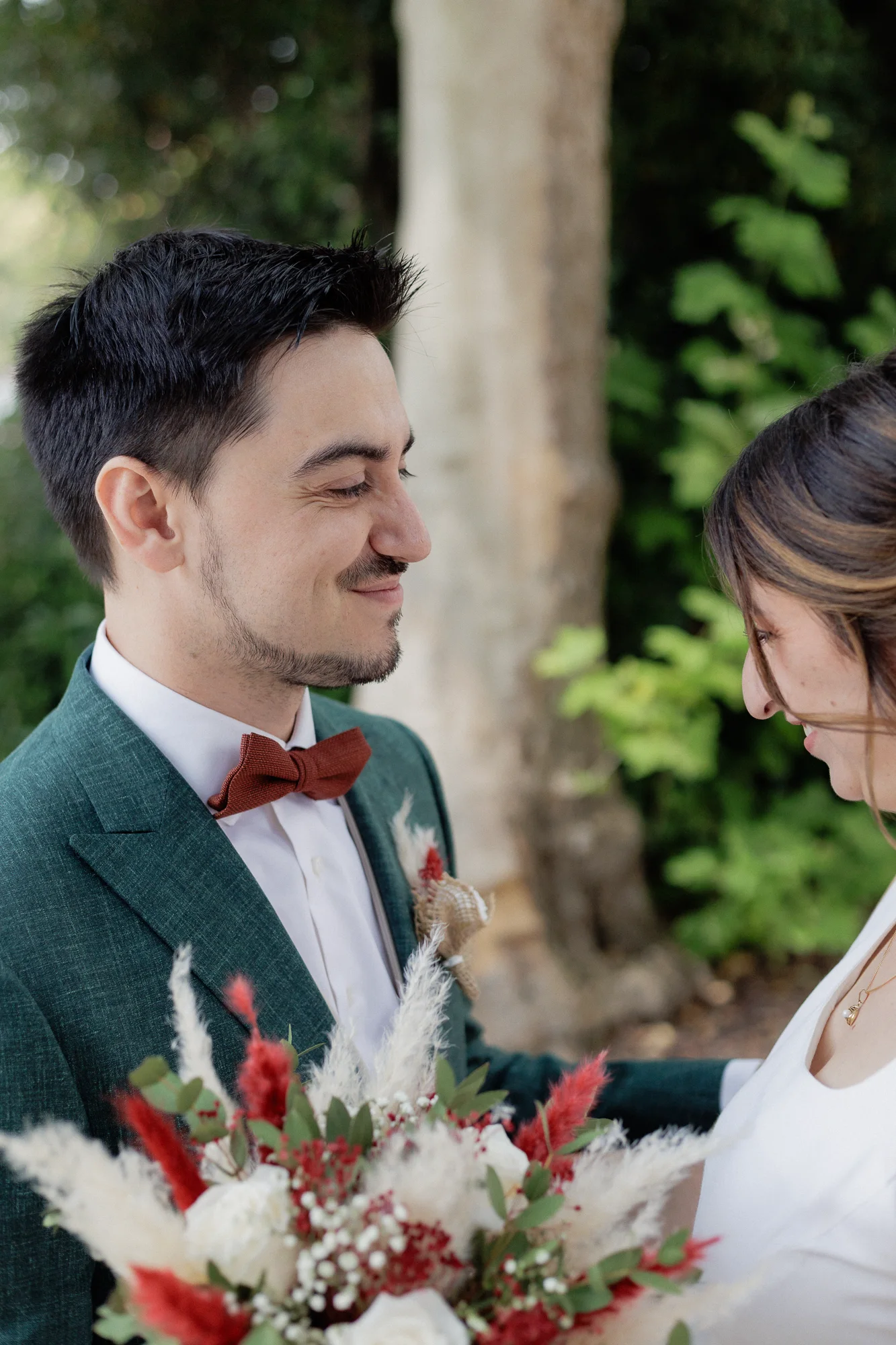 Mathilde et Romain se regardent pendant leur first look, entourés de leurs témoins
