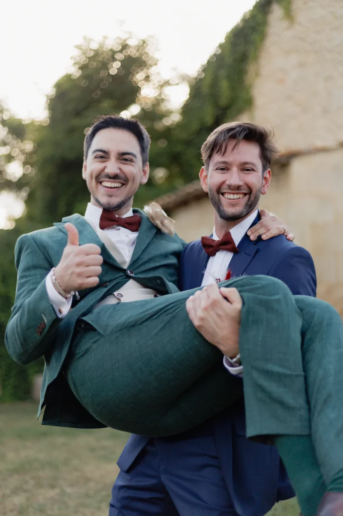 Romain porté dans les bras par un ami pendant le cocktail de son mariage au Mas des Tourelles