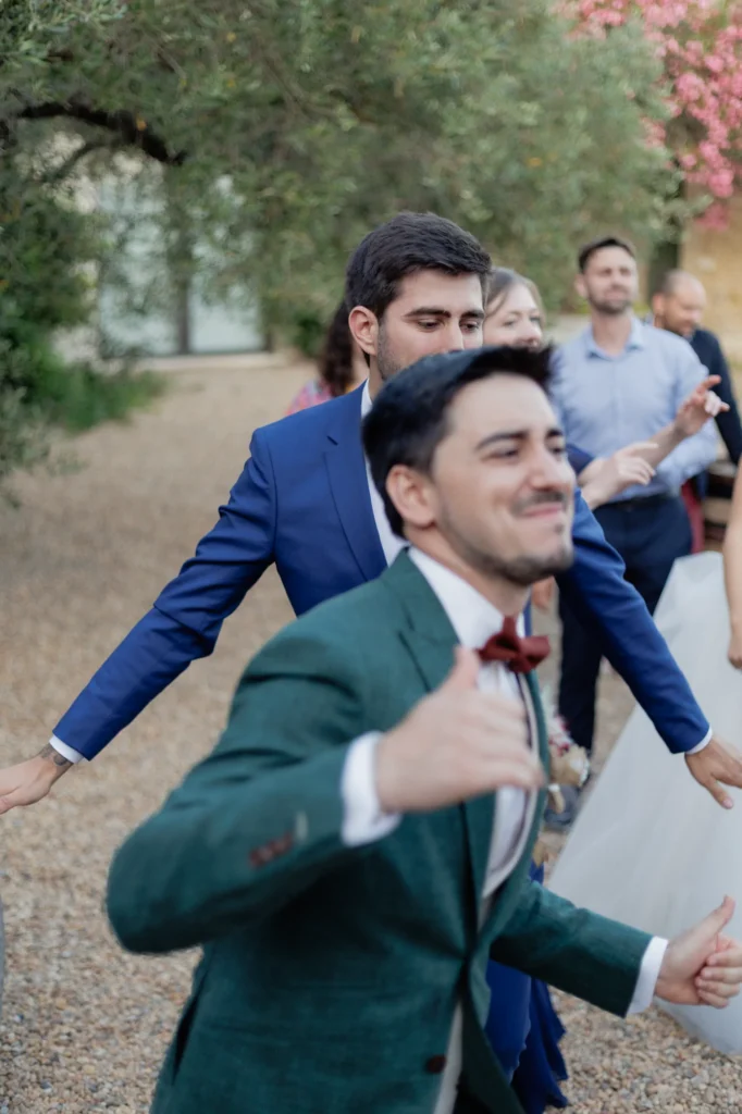 Romain danse avec ses proches pendant la soirée de mariage au Mas des Tourelles