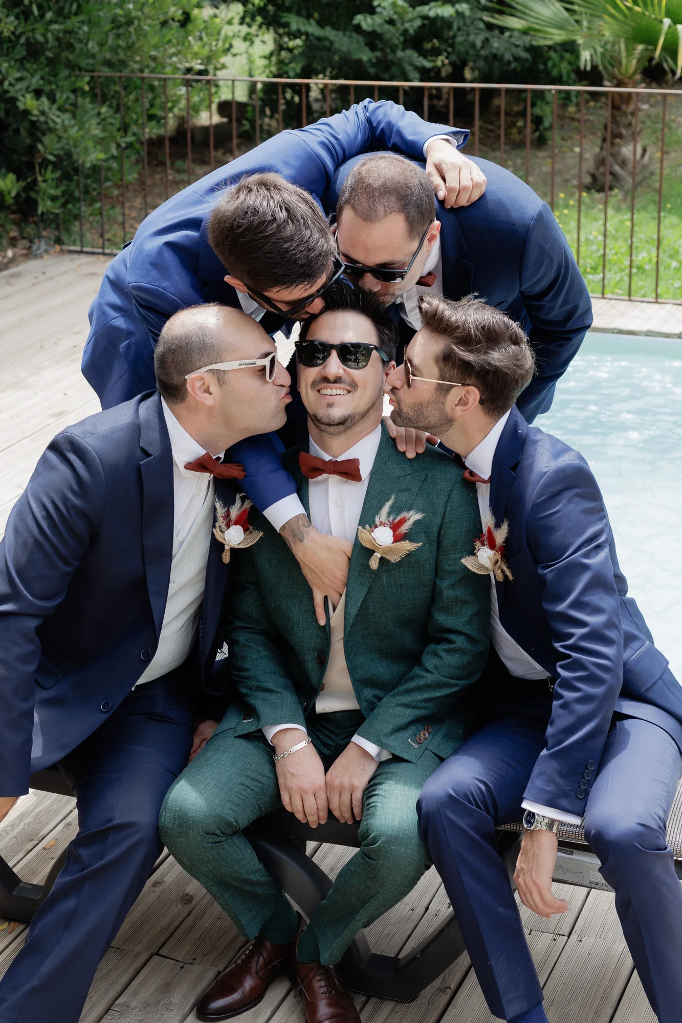 Romain entouré de ses amis qui l’embrassent pendant les préparatifs de son mariage