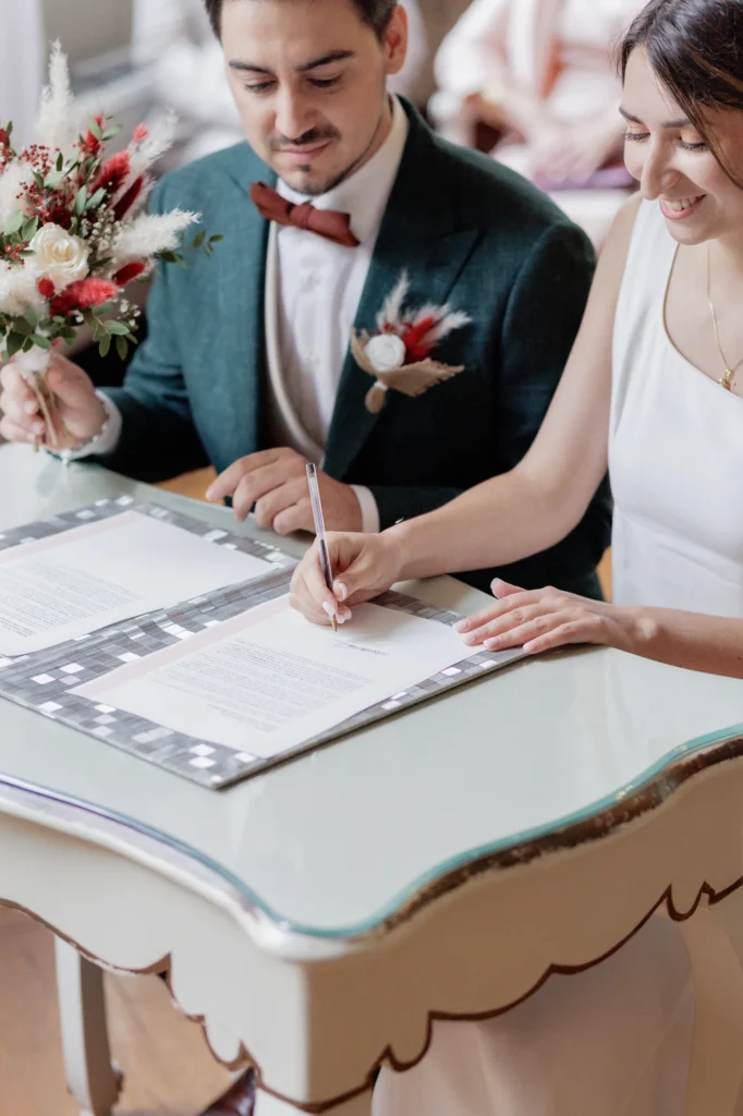 Mathilde et Romain signent le registre de mariage pendant leur cérémonie civile à Avignon
