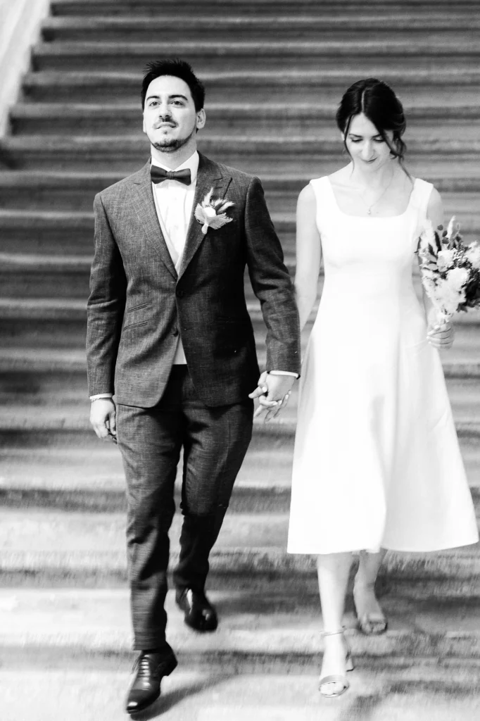Mathilde et Romain descendent les marches après leur cérémonie civile à l’Hôtel de Ville d’Avignon