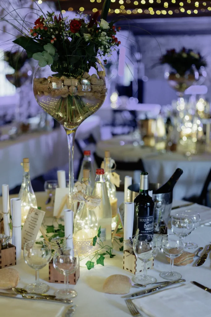 Table dressée pour le dîner du mariage de Mathilde et Romain au Mas des Tourelles